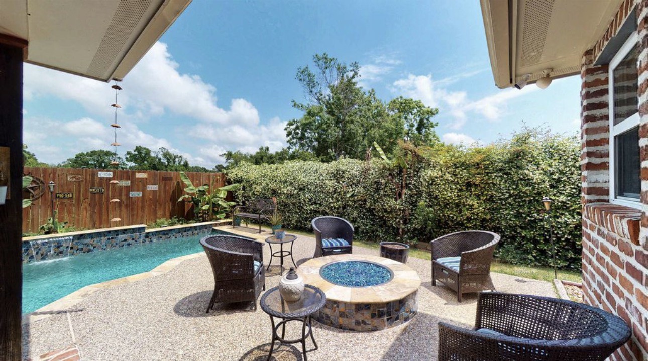 104 Mockingbird Lane Bridge City, TX 77611 - Photo 4 of 27 a table and chairs in a patio