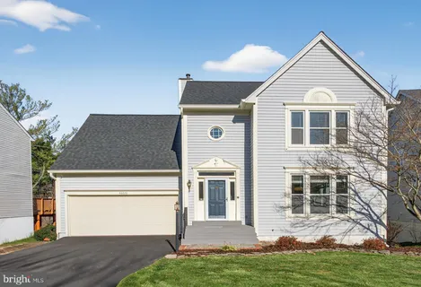 a view of house with a yard
