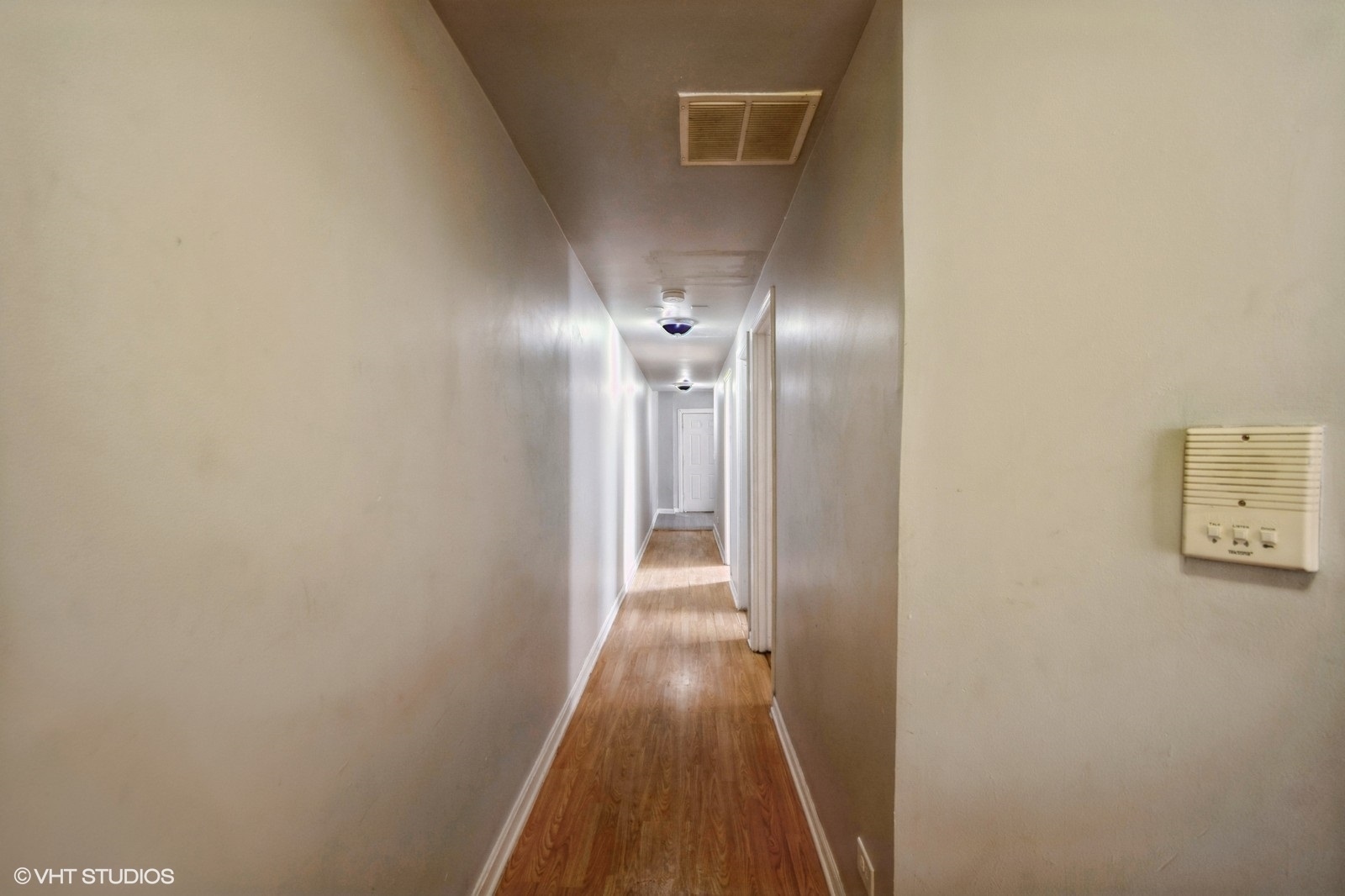 6007 South Michigan Avenue, Unit 3 Chicago, IL 60637 - Photo 4 of 9 a view of a hallway