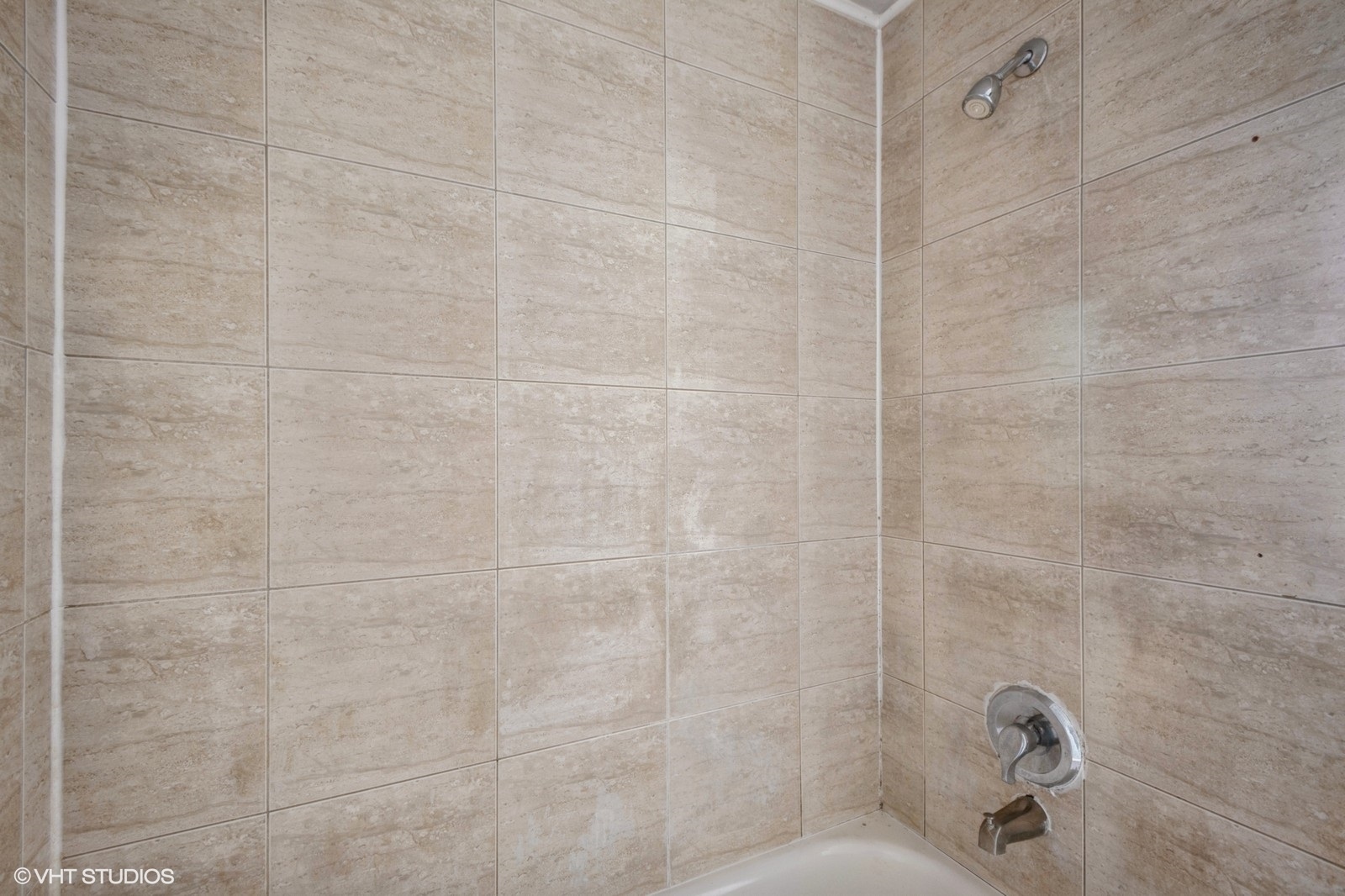 6007 South Michigan Avenue, Unit 3 Chicago, IL 60637 - Photo 6 of 9 a bathroom with a shower
