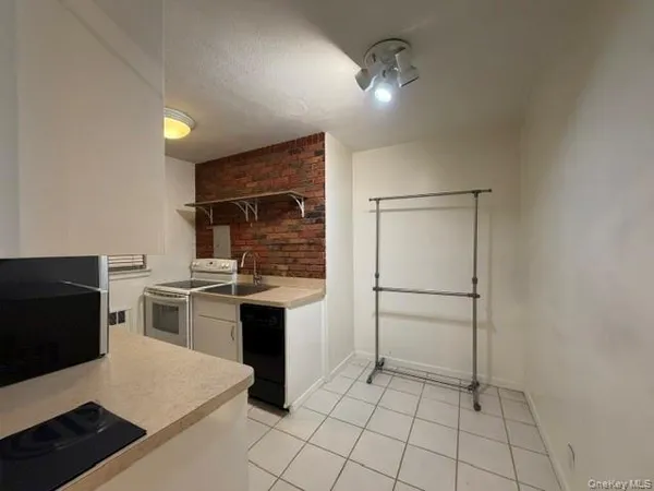 $2,600 | 14-16 Stoner Avenue, Unit 2D, Great Neck, NY 11021