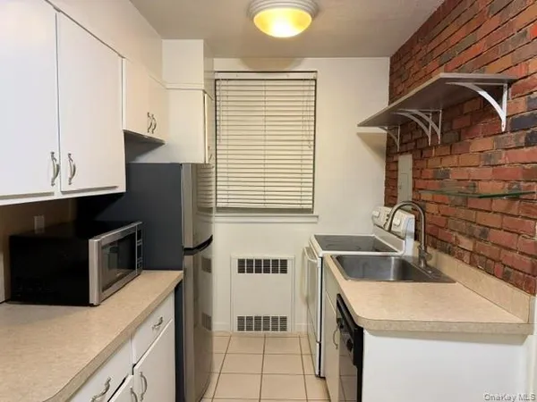 $2,600 | 14-16 Stoner Avenue, Unit 2D, Great Neck, NY 11021