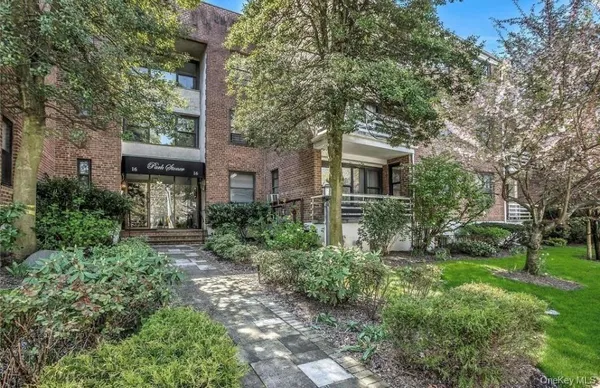 $2,600 | 14-16 Stoner Avenue, Unit 2D, Great Neck, NY 11021