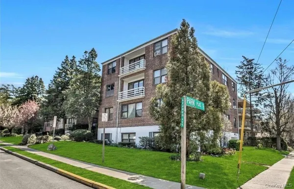 $2,600 | 14-16 Stoner Avenue, Unit 2D, Great Neck, NY 11021