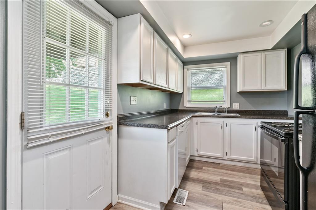 1056 Lessing Street Pittsburgh, PA 15220 - Photo 9 of 27 Gallery Image 9
