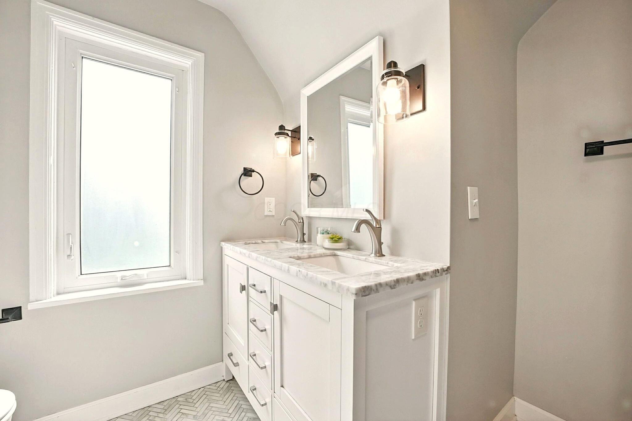 95 South Stanwood Road Columbus, OH 43209 - Photo 34 of 48 guest bath