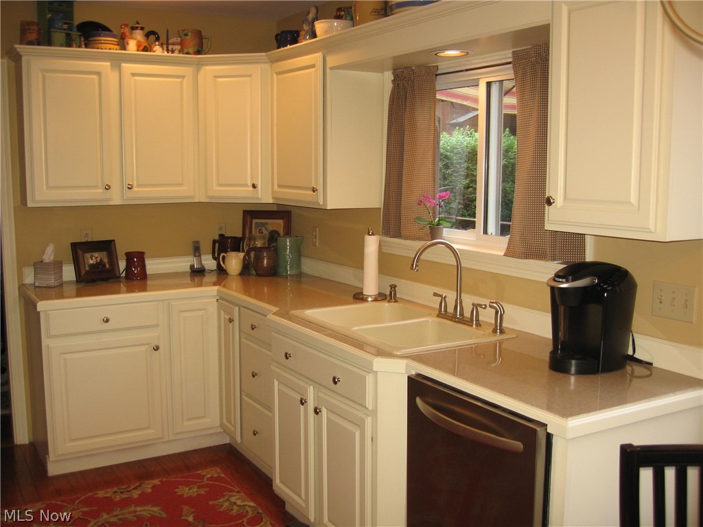 739 Ecton Road Akron, OH 44303 - Photo 8 of 34 VIEW OF KITCHEN WORKING AREA - DISPLAY AREA ABOVE CABINETRY - NEWER WINDOW LOOKS ONTO THE BACK YARD