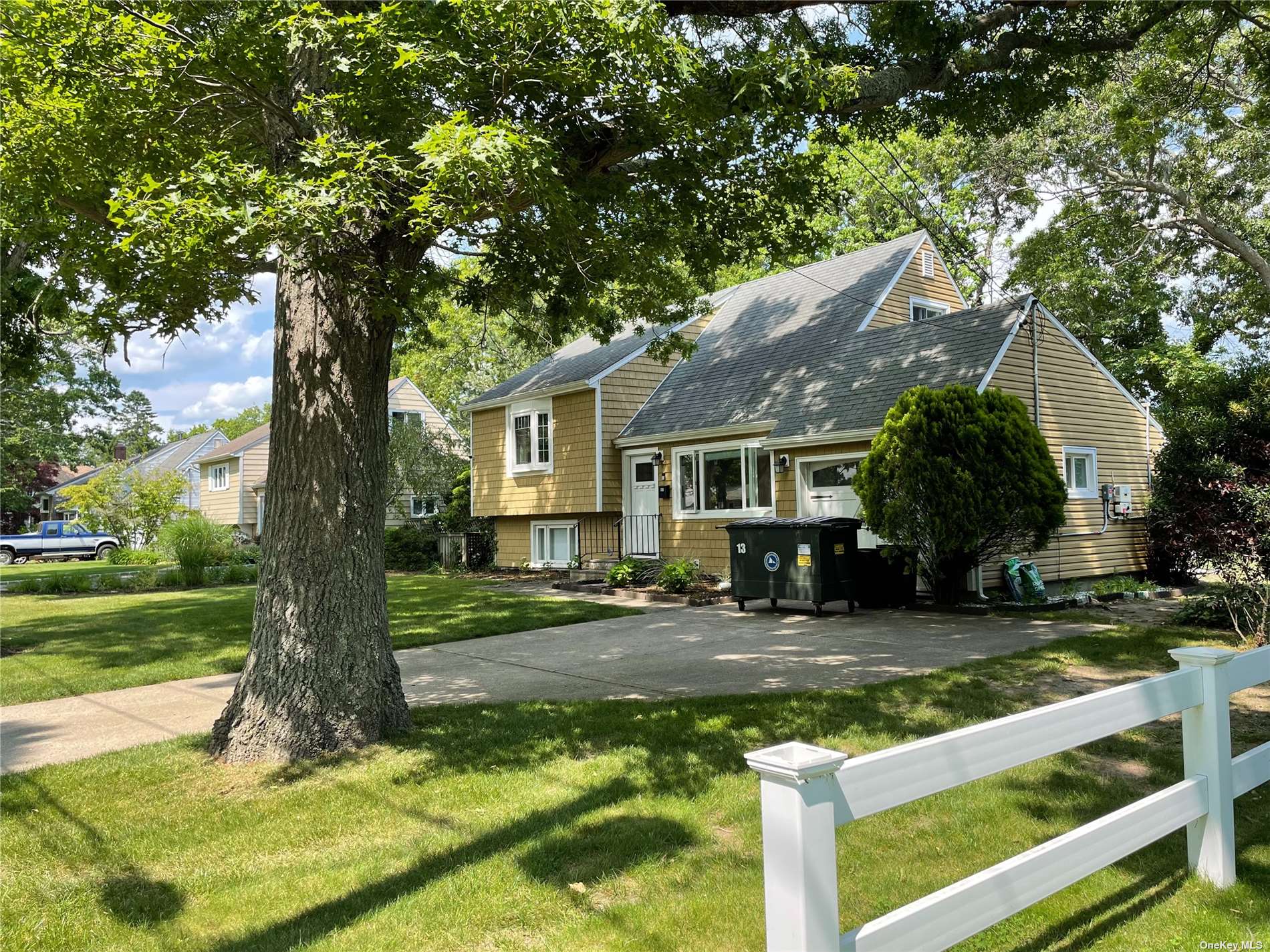 a view of a house with backyard