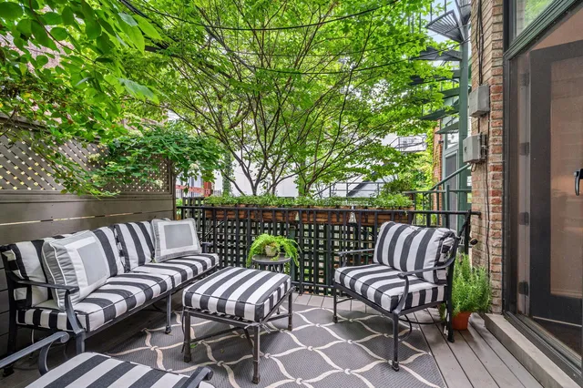 a view of sitting area with furniture