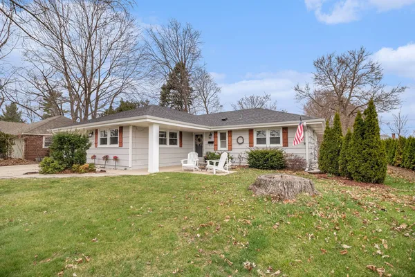 $325,000 | 3804 Grove Avenue West, McHenry, IL 60050