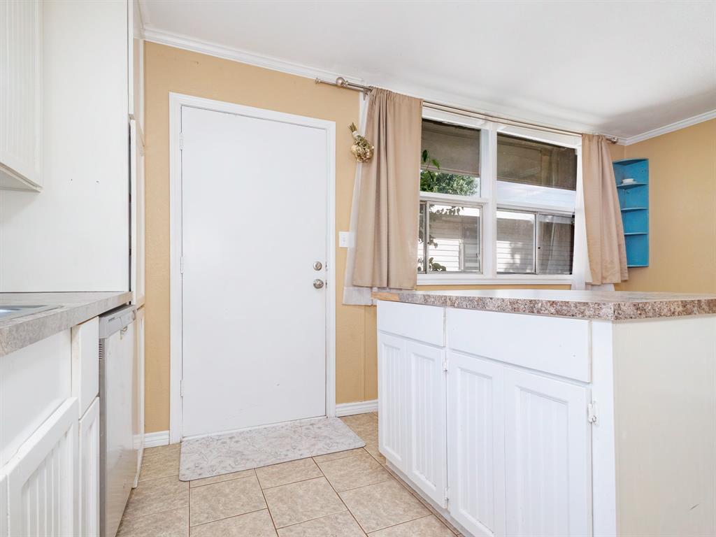 311 Miami Street Coleman, TX 76834 - Photo 13 of 31 a view of an entryway with a window