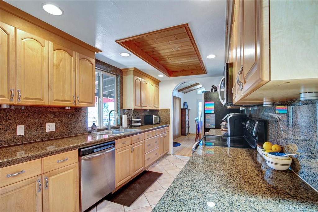 1026 Arnold Way Alpine, CA 91901 - Photo 30 of 69 Kitchen