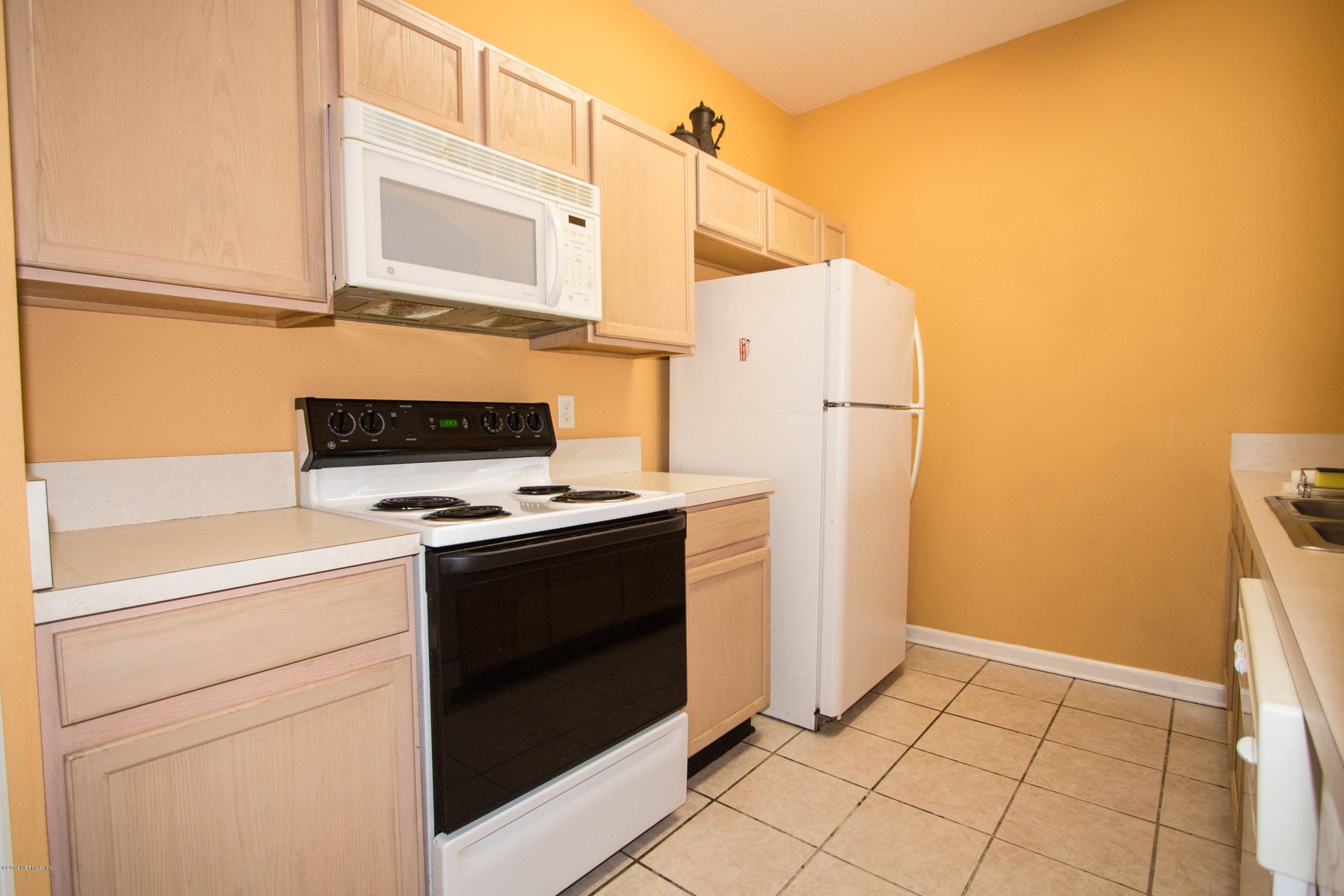 10550 Baymeadows Road, Unit 811 Jacksonville, FL 32256 - Photo 8 of 20 Kitchen View 2