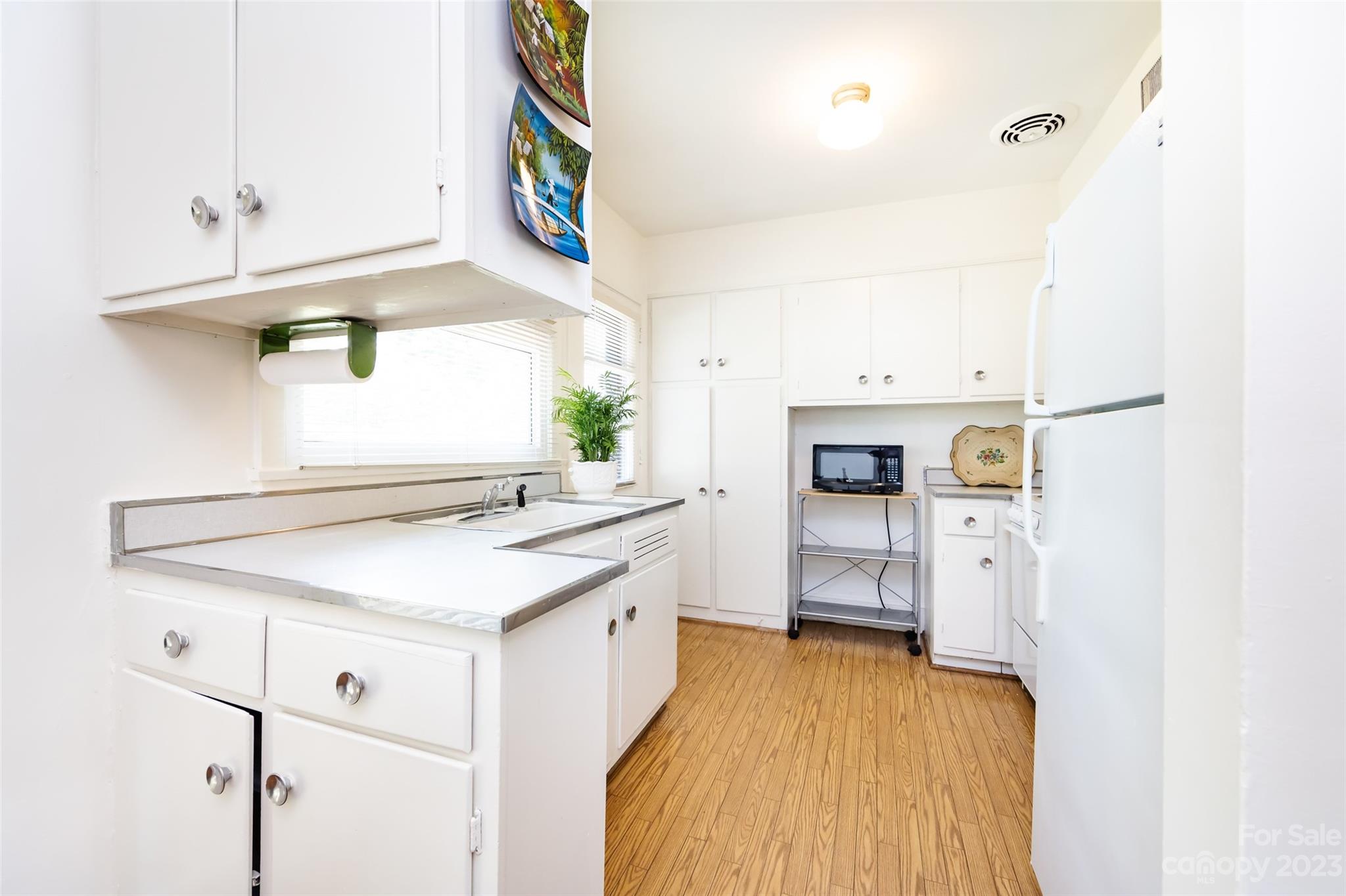 1011 Andover Road Charlotte, NC 28211 - Photo 12 of 29 a kitchen with a stove a refrigerator and a cabinets