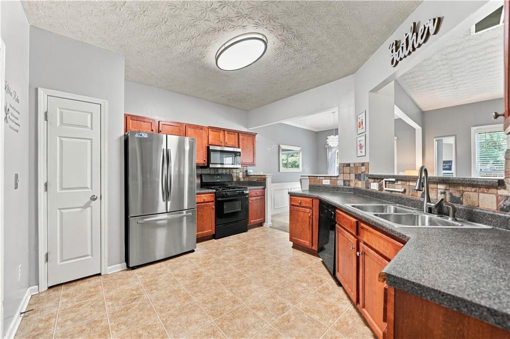 620 Oleander Way Canton, GA 30114 - Photo 10 of 54 Gallery Image 10