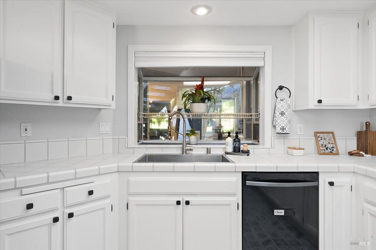 2070 Stonefield Lane Santa Rosa, CA 95403 - Photo 18 of 48