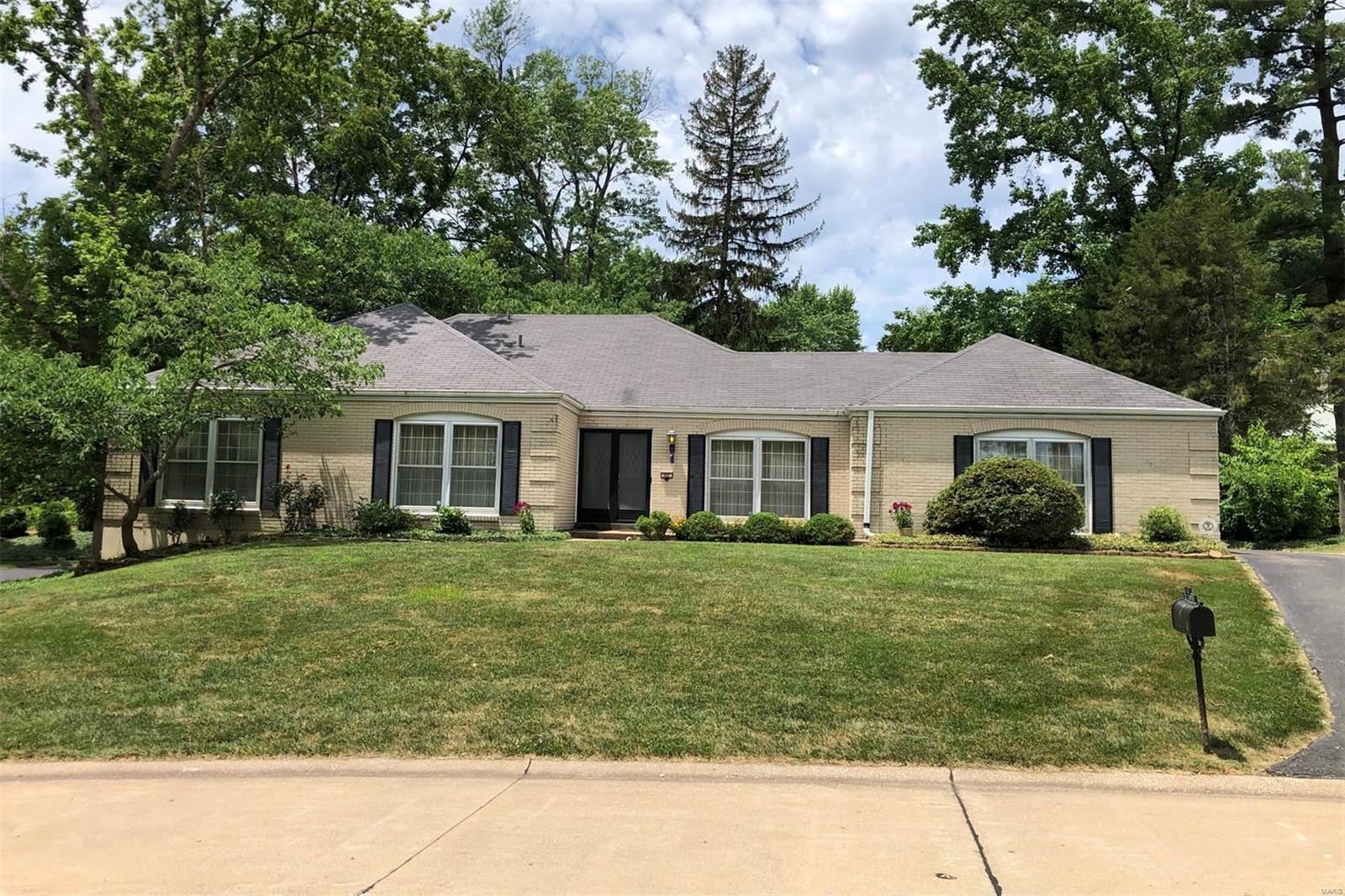 32 Ridgepoint Drive Chesterfield, MO 63017 - Photo 2 of 48 Gallery Image 2