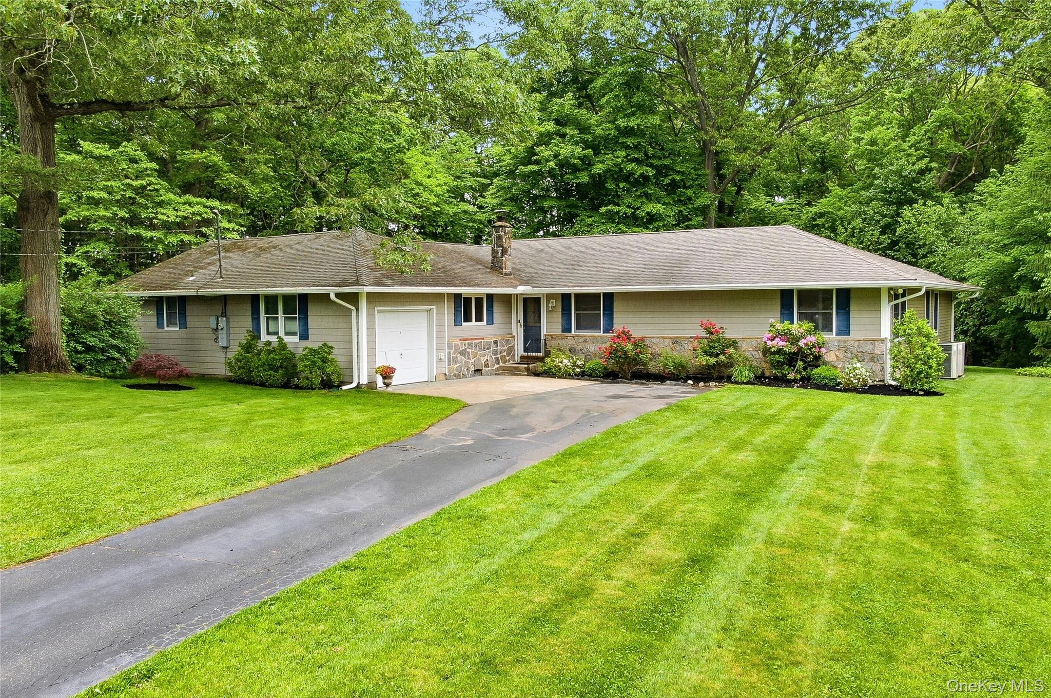 25 Edcris Lane Huntington, NY 11743 - Photo 1 of 40 Front Facade