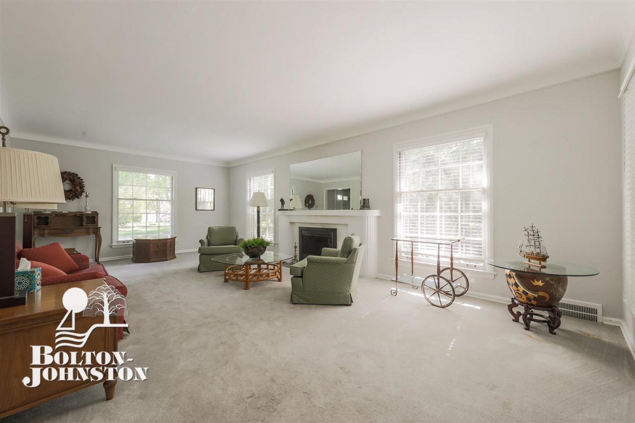885 Hawthorne Road Grosse Pointe, MI 48236 - Photo 12 of 36 31349100-11.JPG