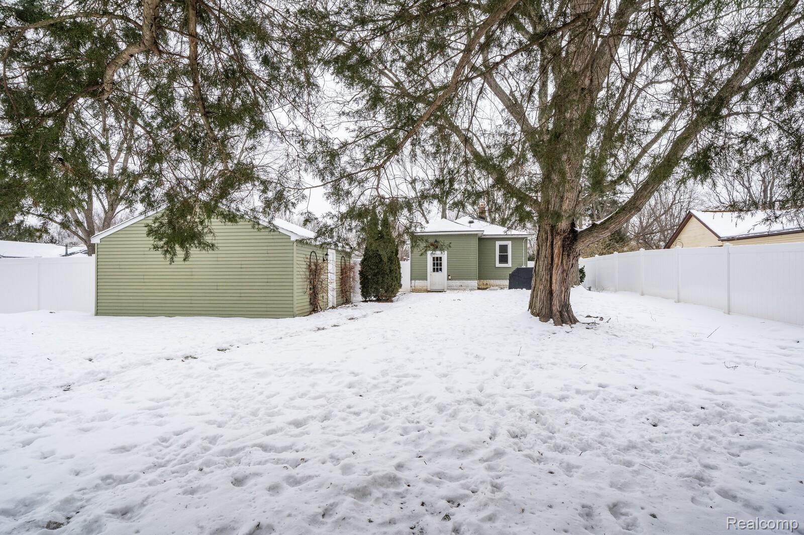 3272 Grant Road Rochester, MI 48309 - Photo 29 of 30 29_DSC00425_mls.jpg