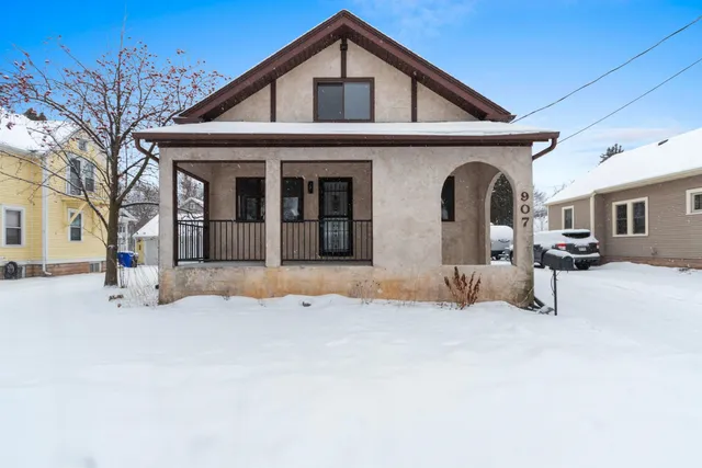 $269,900 | 907 West Oklahoma Street, Appleton, WI 54914
