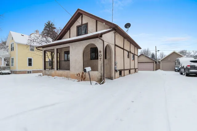 $269,900 | 907 West Oklahoma Street, Appleton, WI 54914
