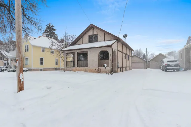 $269,900 | 907 West Oklahoma Street, Appleton, WI 54914