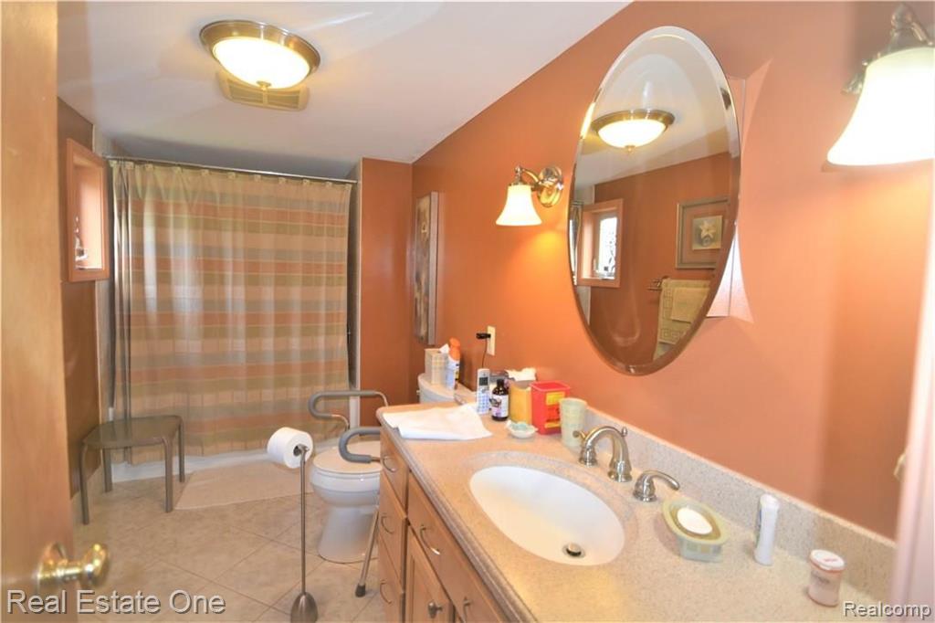 2947 Walsh Drive Rochester Hills, MI 48309 - Photo 9 of 18