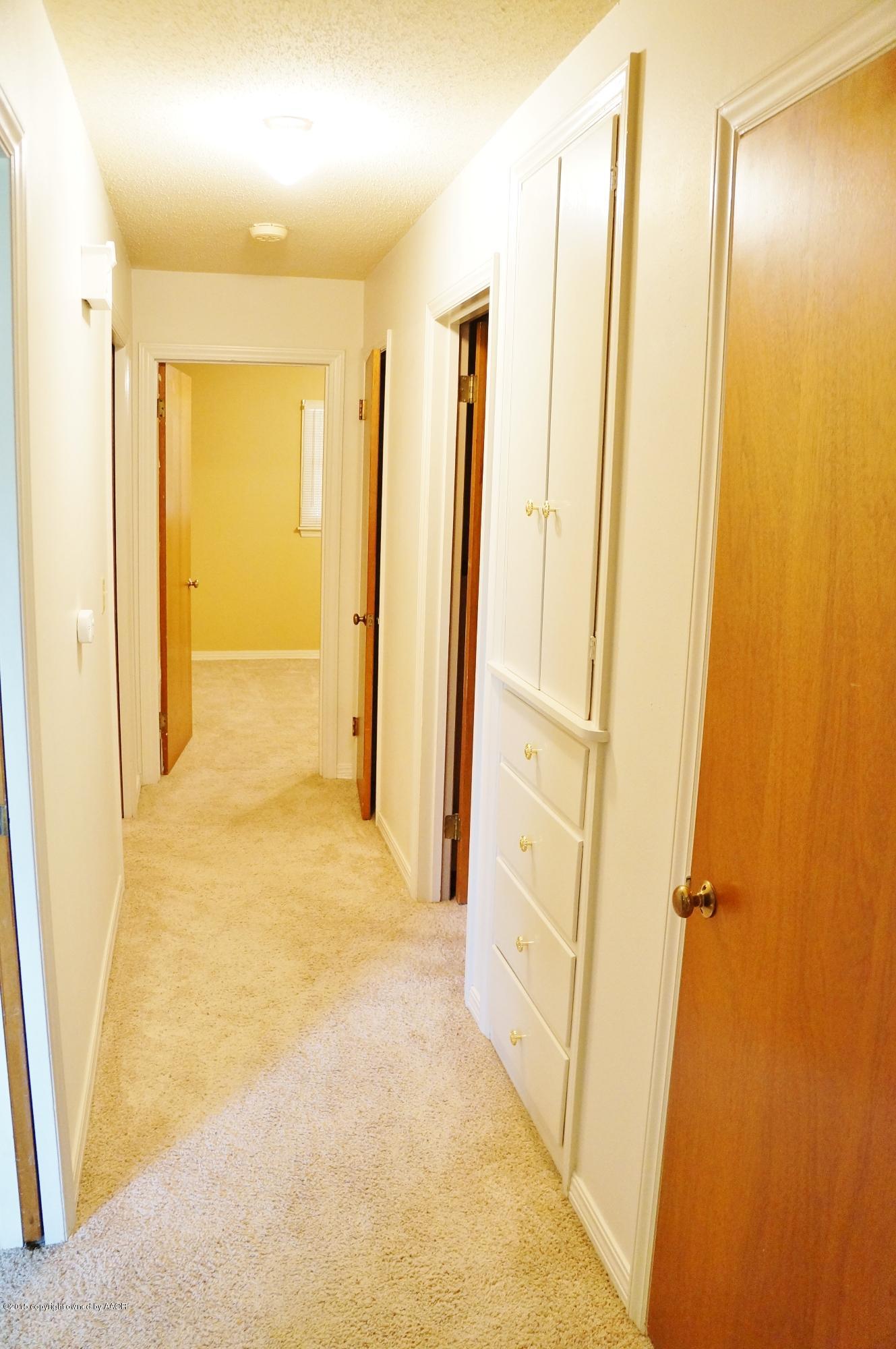 3501 Concord Road Amarillo, TX 79109 - Photo 12 of 31 Bedroom Hallway