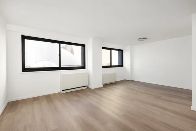 $830,000 | 1725 York Avenue, Unit 4G | Upper East Side