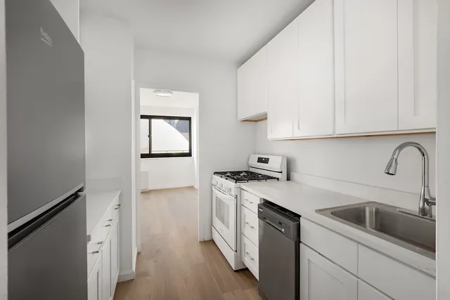 $830,000 | 1725 York Avenue, Unit 4G | Upper East Side
