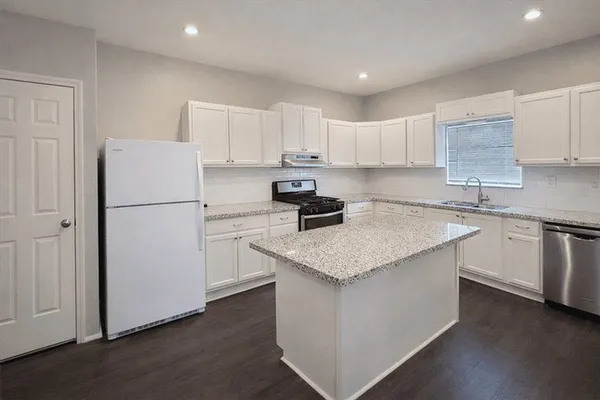 $1,000 | 511 West Cleveland Street, Unit 1, Alvin, TX 77511