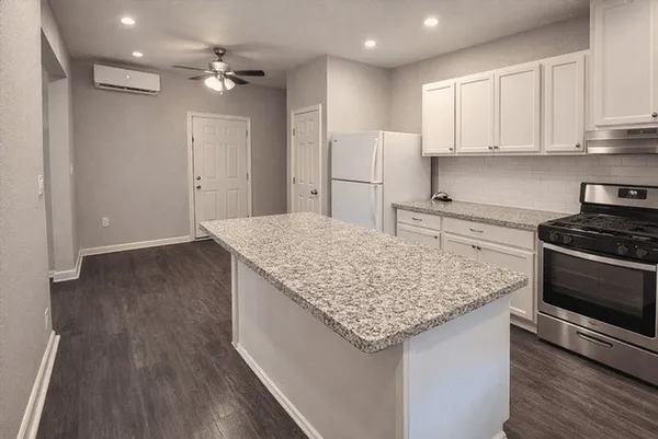 $1,000 | 511 West Cleveland Street, Unit 1, Alvin, TX 77511