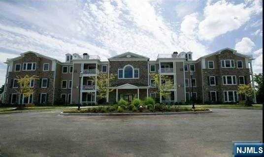$2,950 | 5 Tenakill Park East, Unit 106, Cresskill, NJ 07626