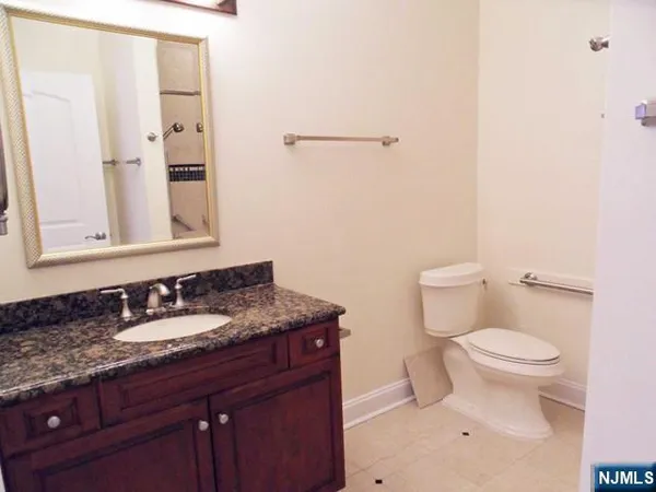 $2,950 | 5 Tenakill Park East, Unit 106, Cresskill, NJ 07626