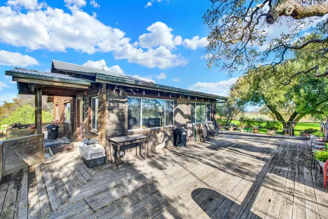 a view of a house with yard