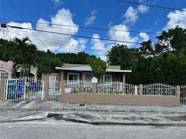 a view of back yard of the house