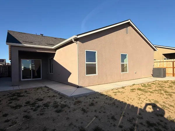 a view of a house with backyard