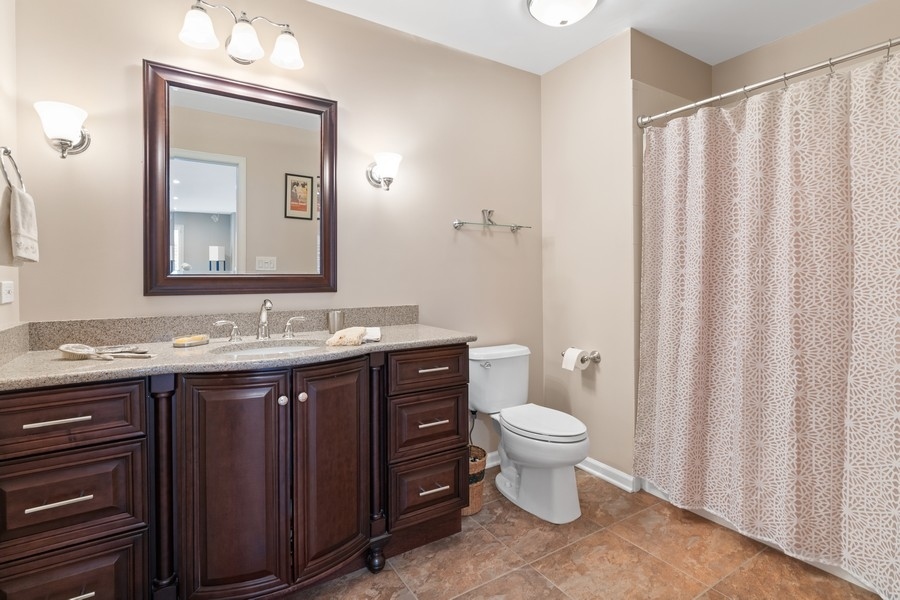 1722 Park Ridge Point Park Ridge, IL 60068 - Photo 16 of 25 a bathroom with a toilet sink and mirror