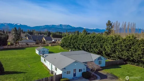 a view of a back yard