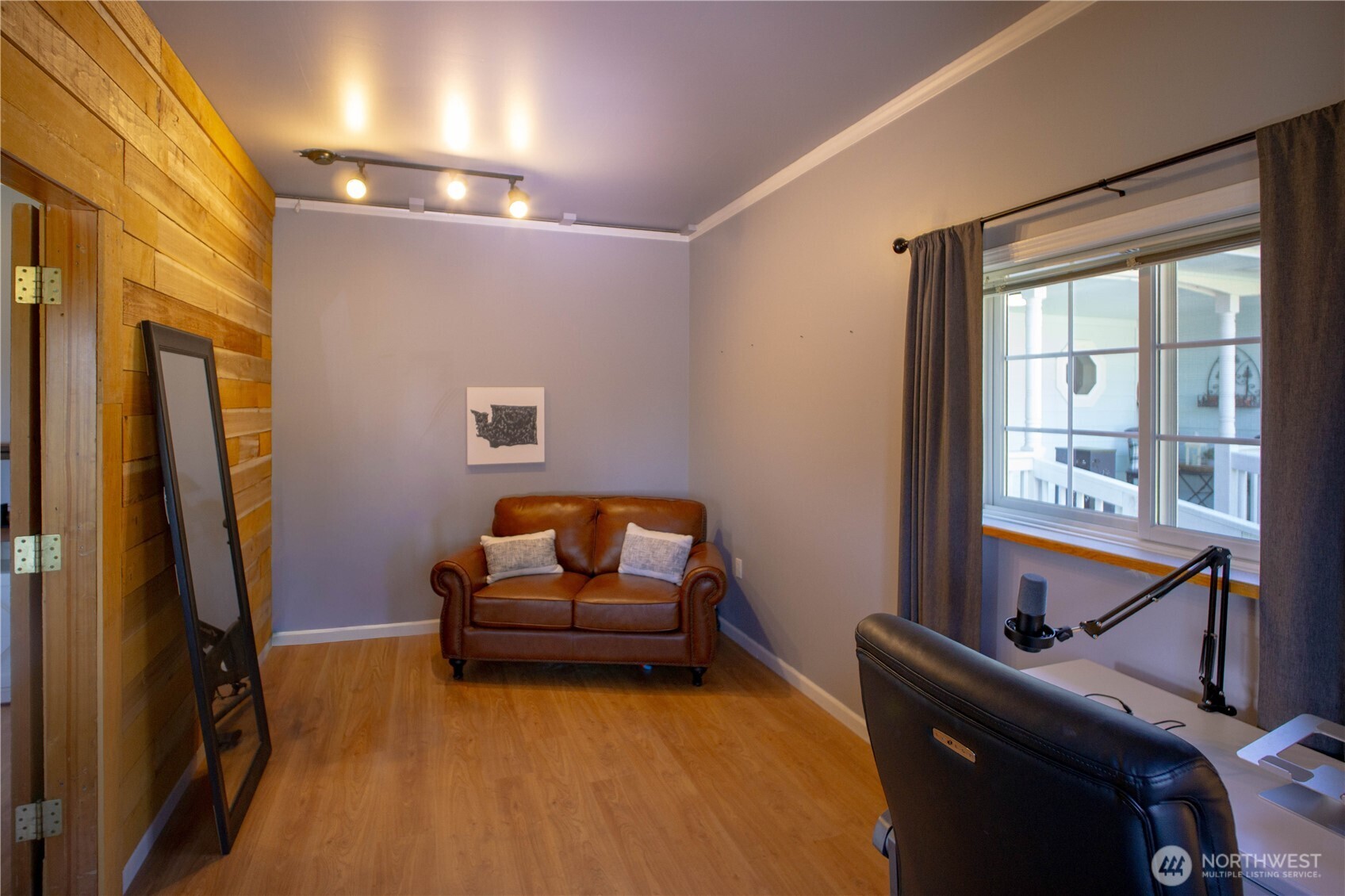 787 North Kendall Road Sequim, WA 98382 - Photo 26 of 40 a living room with furniture
