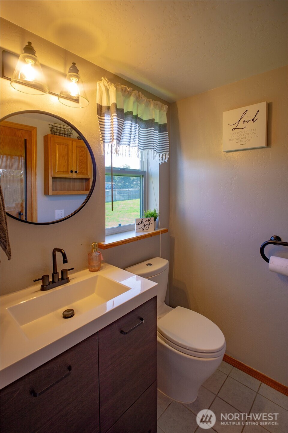 787 North Kendall Road Sequim, WA 98382 - Photo 27 of 40 a bathroom with a toilet a sink and mirror