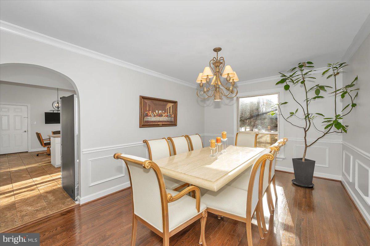 10101 Lloyd Road Potomac, MD 20854 - Photo 22 of 65 Dining room