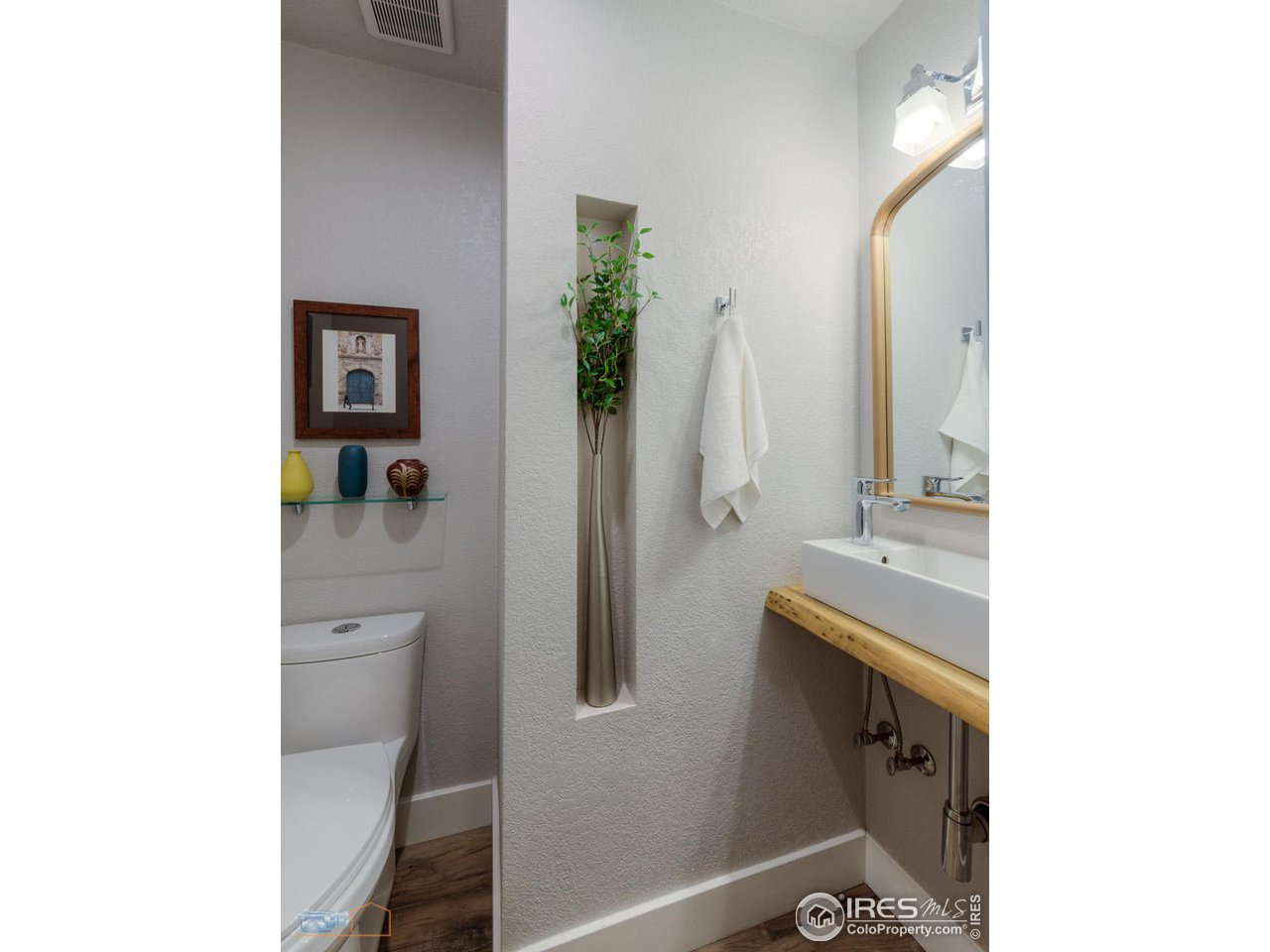 8323 West Fork Road Boulder, CO 80302 - Photo 23 of 36 a bathroom with a sink and mirror