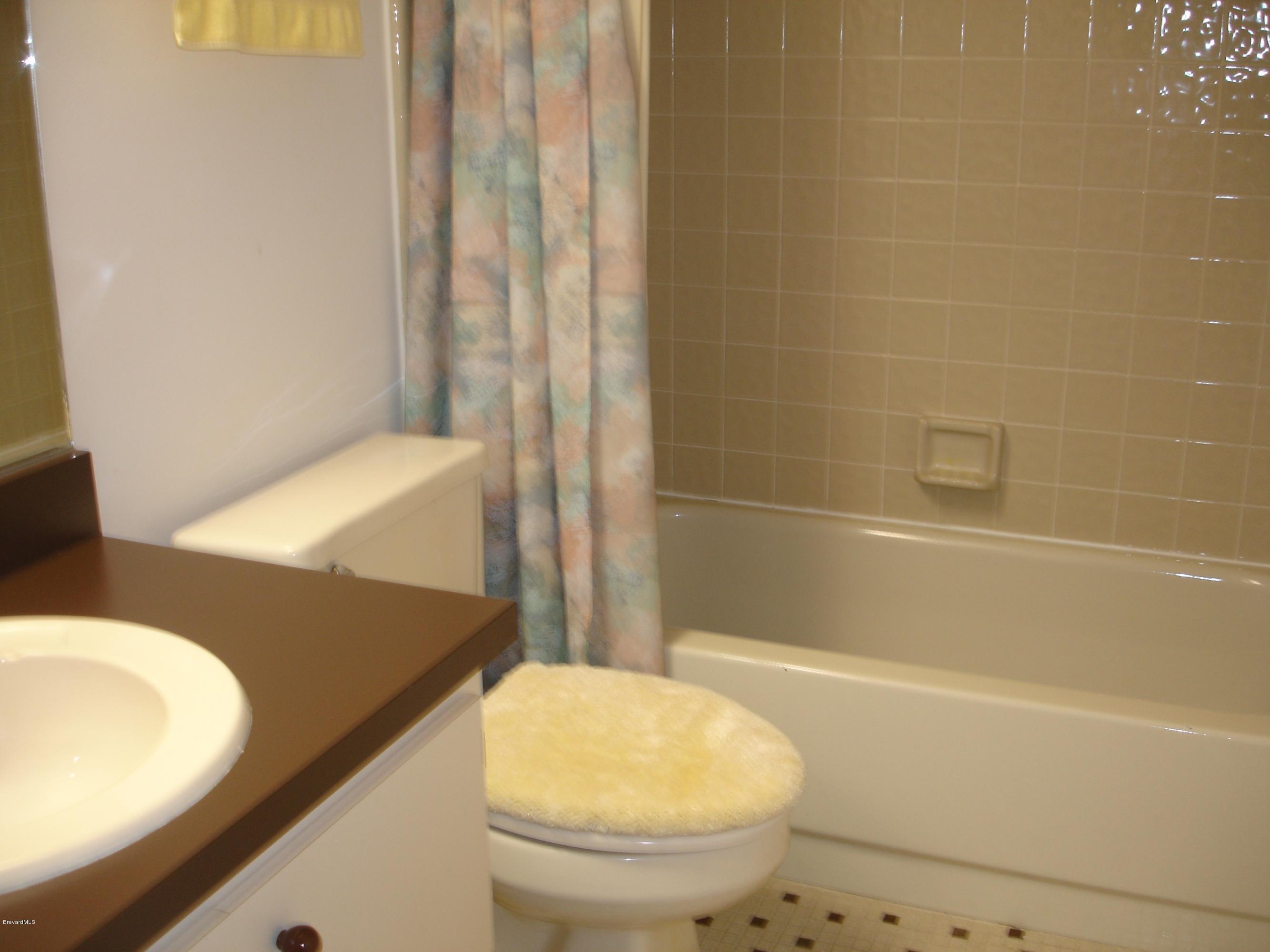 407 Myrtlewood Road Melbourne, FL 32940 - Photo 17 of 31 Bathroom #2 with tub/shower