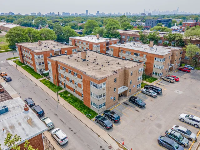 $144,900 | 2411 West Balmoral Avenue, Unit 1F, Chicago, IL 60625