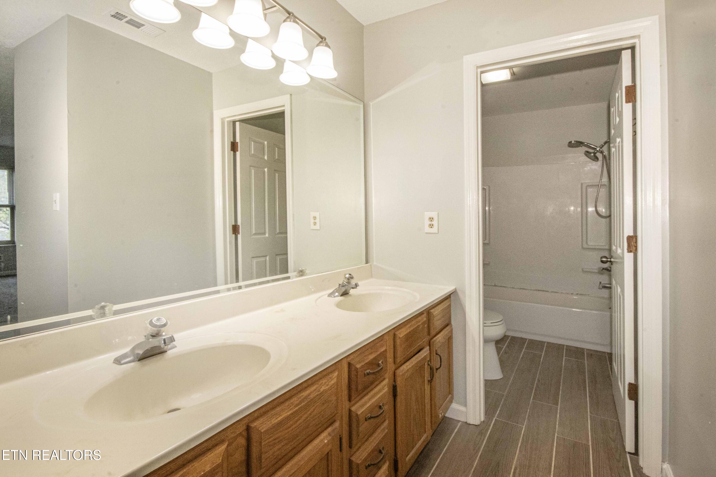 9014 Colchester Ridge Road Knoxville, TN 37922 - Photo 27 of 48 Primary suite bathroom