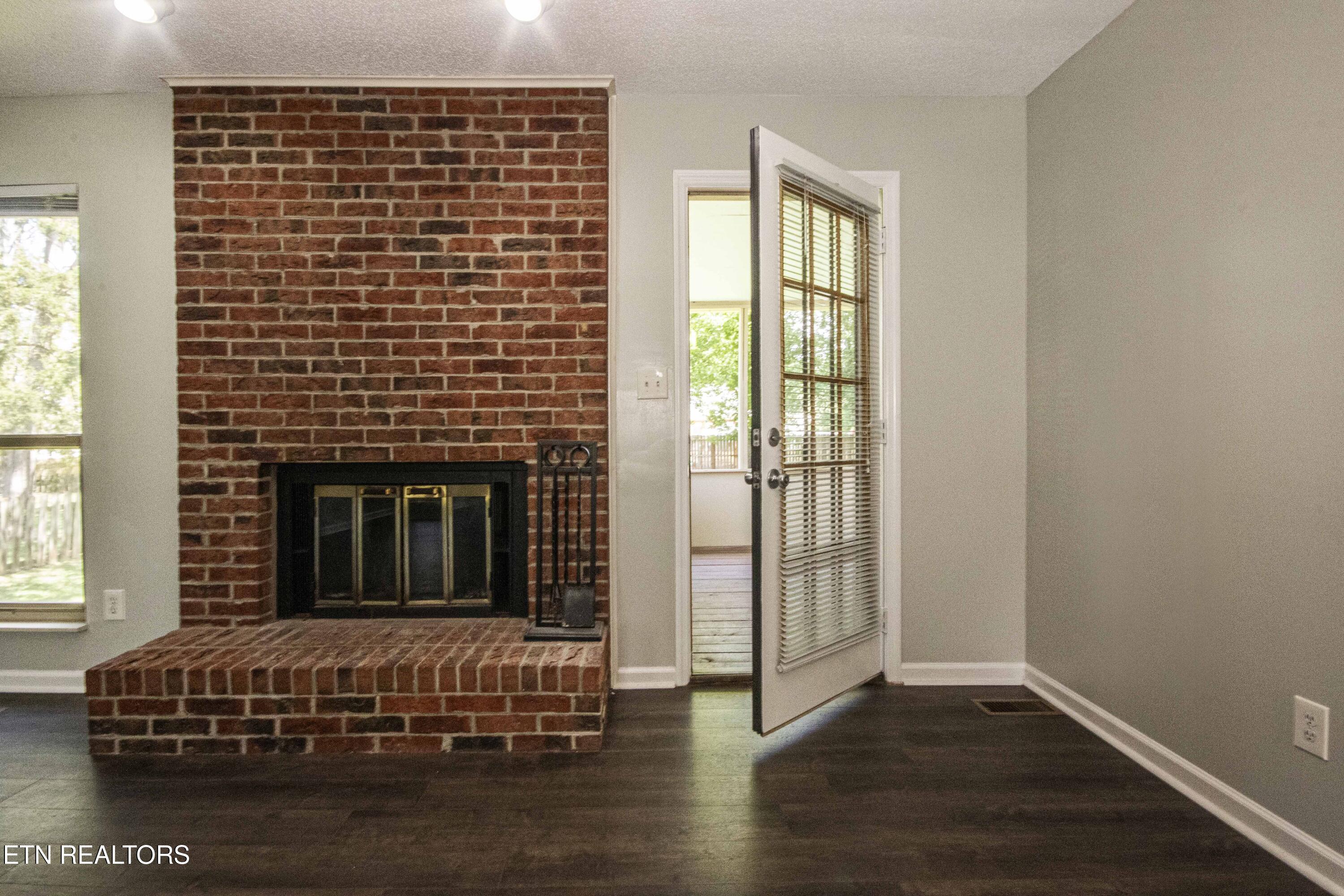 9014 Colchester Ridge Road Knoxville, TN 37922 - Photo 9 of 48 Living Room/Den