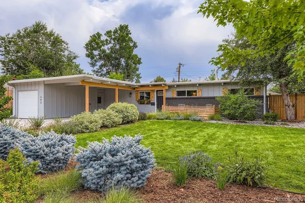 a view of a house with backyard and garden