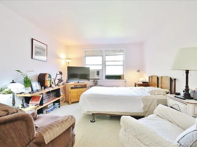 $190,000 | 10 Bryant Gardens, Unit 2L, White Plains, NY 10605